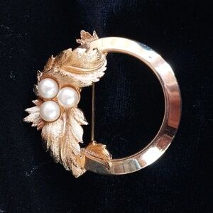 Vintage Sarah Coventry Gold Tone and Pearl Brooch, Classic Coat Pin